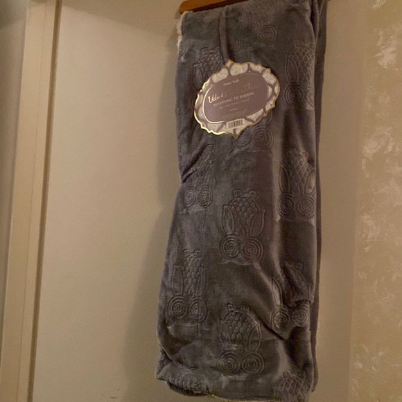 New with tags gorgeous velvet plush gray throw with reversible Sherpa - Picture 2 of 6